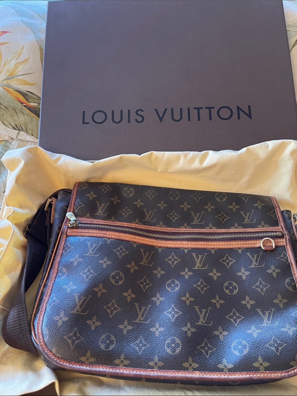 Authentic Louis Vuitton Monogram Canvas Crossbody Messenger Bag in Brown: Unisex